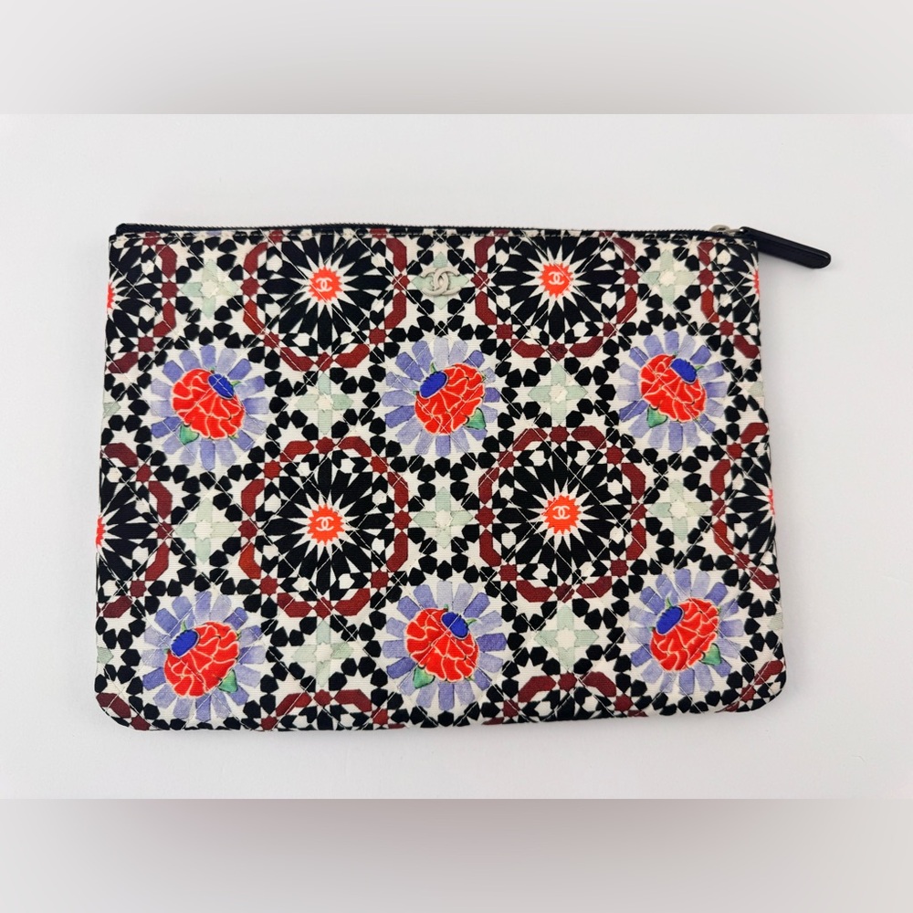 CHANEL 2014-2015 Paris Dubai Medium Printed Canvas Cosmetic Case /Zip Bag - Picture 1 of 13